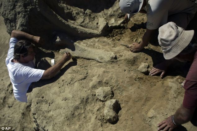 Một nhóm các nhà khảo cổ học vẫn đang nỗ lực đào bới tìm kiếm.
