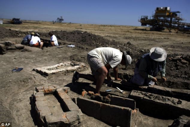 Ngoài ra các nhà khảo cổ học còn khai quật được những ngôi mộ có từ thời La Mã nằm gần khu vực phát hiện ra những bộ xương voi ma mút.