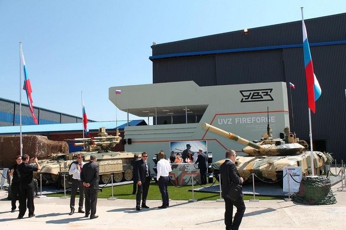 Gian hàng trưng bày hai mẫu thật về xe tăng T-72 nâng cấp và xe bọc thép chiến đấu hỗ trợ xe tăng BMPT