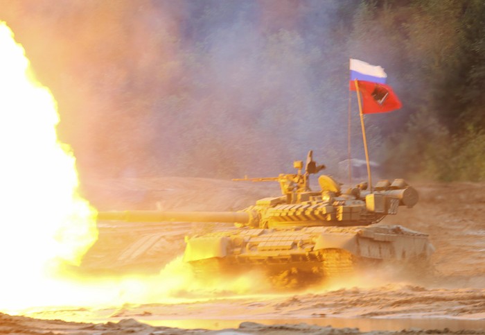 Tăng T-80 bắn pháo sáng rực cả những khu vực xung quanh