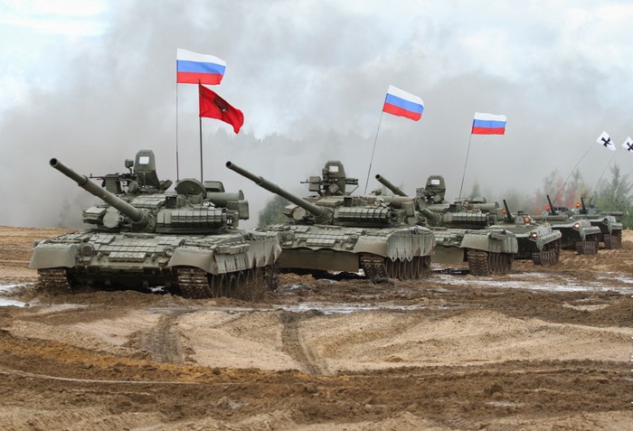 Đội hình di chuyên bao gồm xe tăng T-80 và xe bọc thép chở quân BMP-1 trông rất hầm hố
