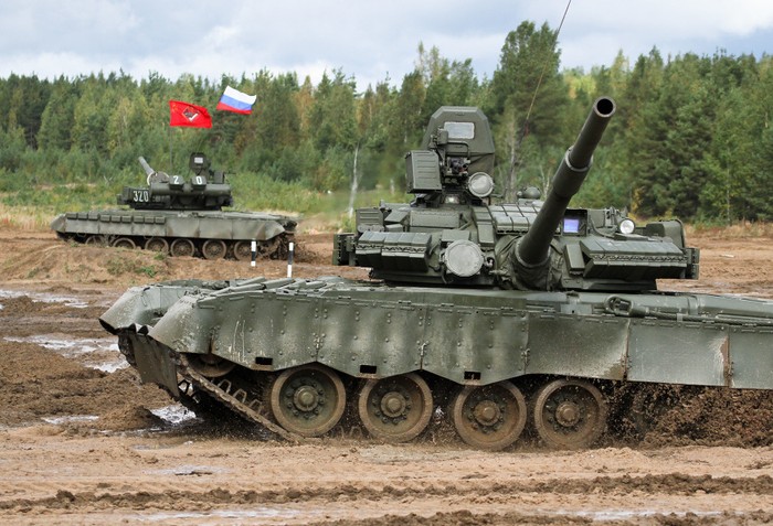 Hai xe tăng T-80 thể hiện bài "múa ba lê" bài bản