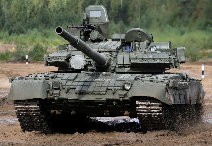 Cận cảnh một chiếc "xe tăng bay" T-80 đang trình diễn trên mặt đất toàn bùn lầy