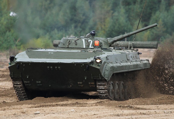 Xe bọc thép chở quân BMP-1 cũng tham gia hỗ trợ cho màn trình diễn của T-80
