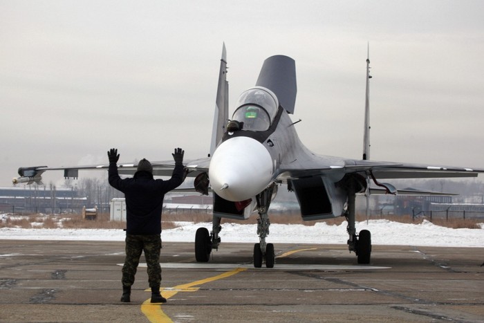 Su-30SM có thể đạt tốc độ đến 2.100 Km/h và có tầm bay 3.000km. Máy bay có thể được trang bị tên lửa và bom các loại tổng khối lượng đến 8 tấn.Chuyến bay đầu tiên của Su-30SM cho Không quân Nga đã được thực hiện hôm 21/9/2012 trên sân bay của nhà máy chế tạo máy bay Irkut.