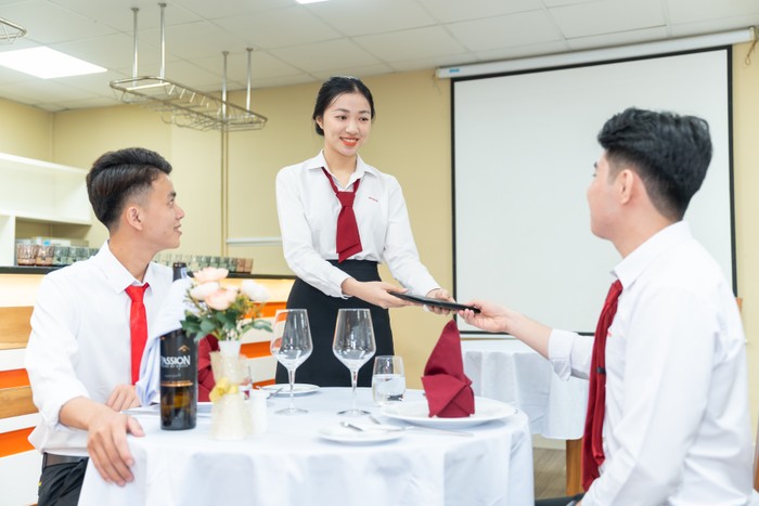 Sinh viên ngành Quản trị khách sạn và dịch vụ ăn uống, Trường Đại học Công nghệ Thành phố Hồ Chí Minh trong một buổi thực hành. Ảnh: NTCC