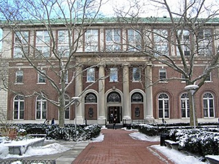 Trường Luật của Columbia được thành lập từ những năm 1.800 và từng có hai cựu sinh viên của trường trở thành Tổng thống của Mỹ là Franklin Roosevelt và Theodore Roosevelt. Đây cũng là một môi trường cạnh tranh khốc liệt, chỉ có 12% ứng viên được trúng tuyển vào năm 2010.