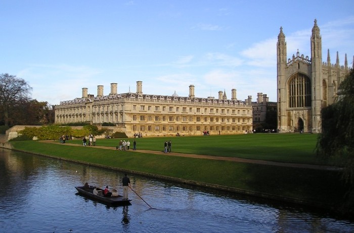 Đây là trường đại học thứ hai trong số 3 trường đại học của Anh Quốc lọt vào danh sách 10 trường đào tạo ngành luật tốt nhất thế giới. Cambridge lừng danh bởi quá trình đào tạo rất nghiêm ngặt nhằm giúp sinh viên đạt tới trình độ cao về kỹ năng phân tích, hiểu và trình bày.