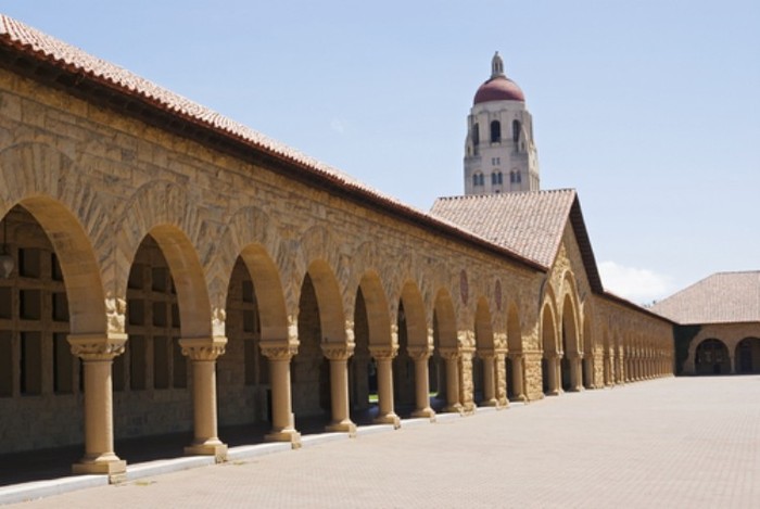 Đây là một trong các trường đào tạo ngành luật hàng đầu của Mỹ. Tại Stanford, một giảng viên sẽ hướng dẫn một số lượng rất ít sinh viên, vì vậy chất lượng dạy và học sẽ rất cao. Mặt khác, chương trình đào tạo ngành luật của Stanford cũng vô cùng phong phú.