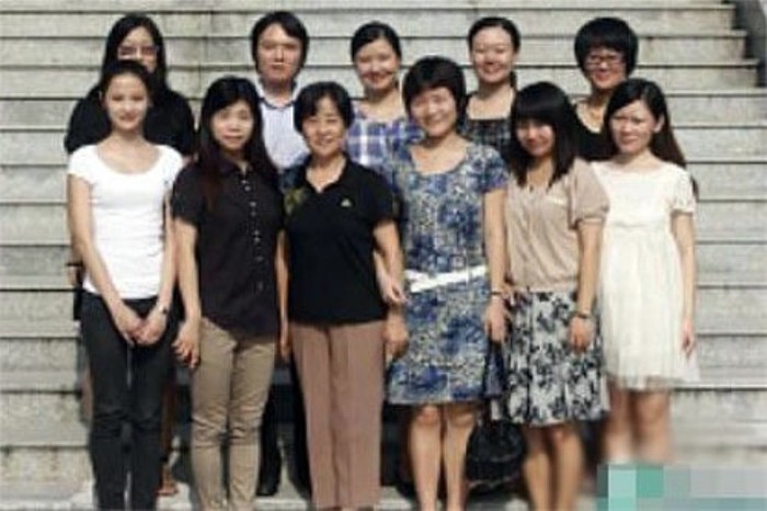 Cô Lin (áo trắng bên trái) chụp ảnh cùng các giáo viên trong trường.