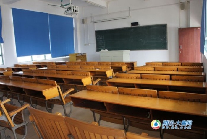 Phòng học này thường xuyên có rất đông các sinh viên tới học khi có cô giáo Lin đứng lớp.