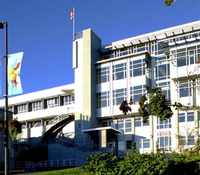 5.Đại học Vancouver Island: Được thành lập năm 1936, Vancuover Island là một trường đại học công lập của Canada được công nhận là trường đại học quốc tế, nằm tại British Columbia, một tỉnh rất đẹp của Canada. Khí hậu nơi đây ấm áp bạn có nhiều cơ hội để vui chơi hay dã ngoại.