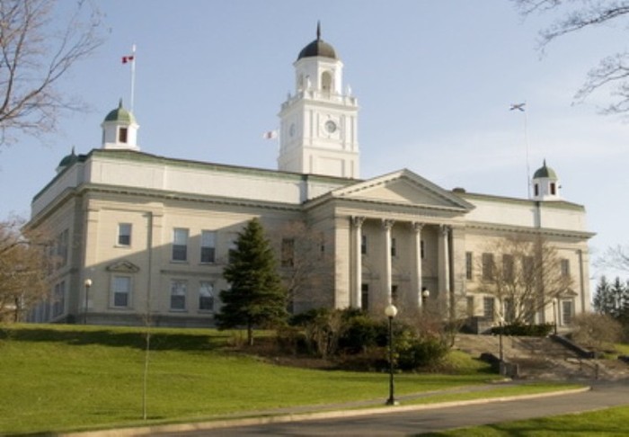 3.Đại học Acadia: Trường Đại học Acadia nằm ở Wolfille, Nova Scotia, trên bờ biển phía đông Canada, là một trong những trường đại học lâu đời nhất của Canada, được biết đến là trường đại học danh tiếng bậc nhất đào tạo các trường chình đại học và sau đại học.