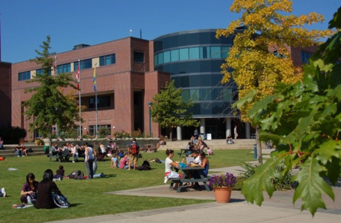Là một trong những trường đại học công đầu tiên ở Canada. Khuôn viên tổng thể của trường lên tới 402ha với hai cơ sở chính ở Vancouver và Okanagan thuộc bang British Columbia. Nănm 2010, University of British Columbia được công nhận là trường đại học có chất lượng giáo dục đứng thứ 2 Canada và 36 trên thế giới.