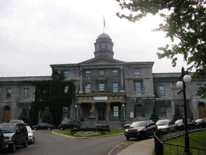 Trong năm 2005, trường vinh dự được tổ chức Research Infosource bầu chọn là Trường Đại học Nghiên cứu nổi bật nhất trong năm của Canada và được xếp vào vị trí cao nhất về đào tạo bác sĩ y khoa trong Bảng xếp hạng trường đại học tốt nhất Canada của Maclean.