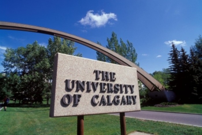 10. Trường đại học Calgary là trường đại học nghiên cứu được thành lập năm 1966 tại Calgary, Alberta, Canada (một thành phố sạch đẹp và thân thiện). Khuôn viên chính của trường nằm ở phía tây bắc của Calgary, với 50.000m2 và đang dần hoàn thiện cơ sở hạ tầng để có thể đáp ứng được số lượng lớn sinh viên và các hoạt động nghiên cứu