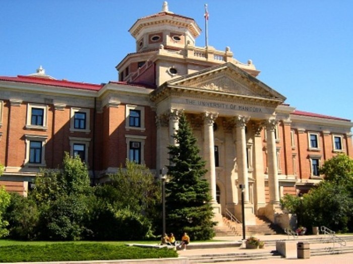 Chương trình của trường được quốc tế công nhận với hơn 100 chương trình đại học, cao đẳng, chứng chỉ cũng như các khoá chứng chỉ và nghiên cứu sau đại học. Ngoài ra, trường đại học Manitoba còn có tên trong bảng xếp hạng các trường đại học tốt nhất thế giới năm 2010.