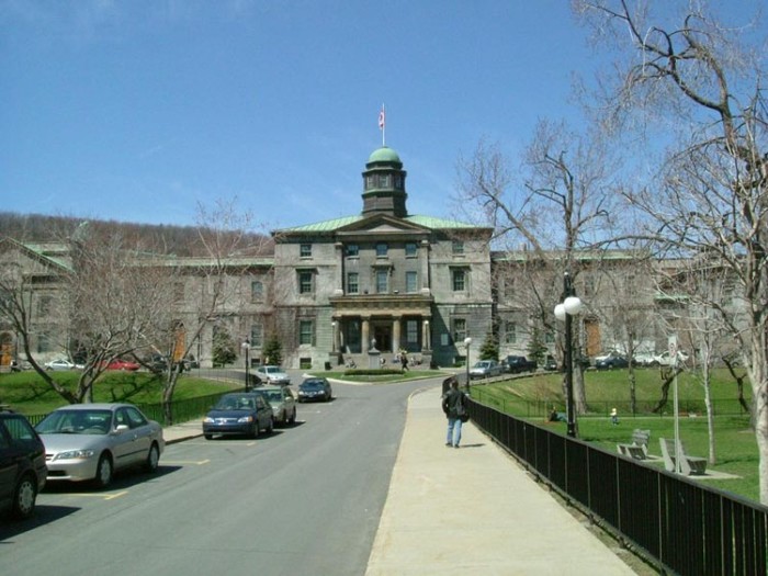 Trường Đại học McGill được khánh thành năm 1829 ở Quảng trường Burnside, quê hương của James McGill - một người nhập cư Scotland làm ăn phát đạt ở Montreal đã hiến 186.000m2 đất và 10.000 bảng Anh cho Viện Khuyến học Hoàng gia để xây dựng trường.