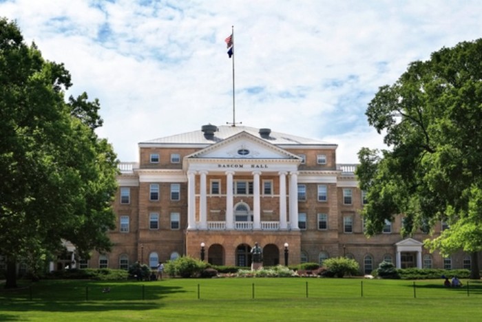 27. University of Wisconsin-Madison. Trường Đại học Wisconsin-Madison, được thành lập năm 1848, nằm ở Madison, Wisconsin. Trường hiên có hơn 42,041 sinh viên theo học