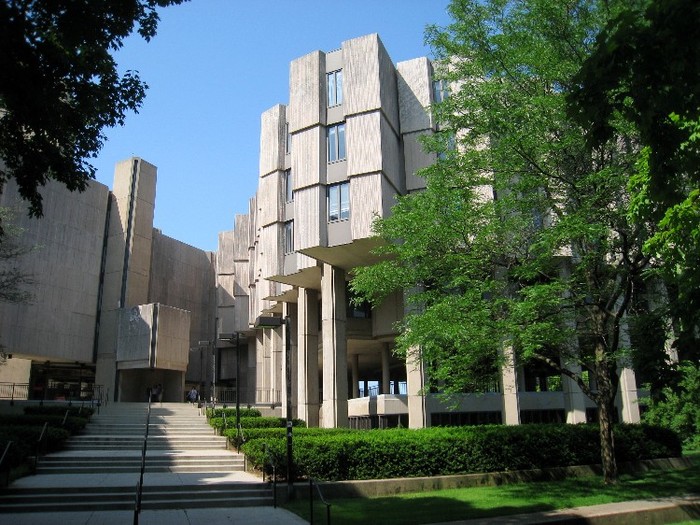 Northwestern đã bao gồm 12 trường đại học, sau đại học, trường chuyên nghiệp, cao đẳng. Trường bắt đầu mở cửa vào năm 1955 và người phụ nữ đầu tiên được nhận vào trường là vào năm 1869.