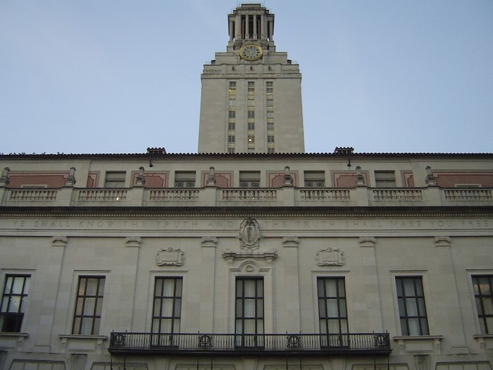 32. University of Texas at Austin Đại học Texas tại Austin (UT) được thành lập năm 1883 và là một trong những trường đại học hàng đầu và có uy tín ở bang Texas cũng như ở Hoa Kỳ. Trường có số lượng sinh viên theo học hàng năm đứng thứ 5 ở Hoa Kỳ. Đại học Texas được Hiệp hội các trường đại học và trung học Nam Hoa Kỳ (SACS) công nhận chất lượng.