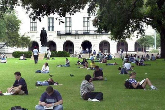 Đại học Texas đứng thứ 13 trong top các trường đại học công lập hàng đầu ở Hoa Kỳ theo kết quả xếp hạng của tạp chí U.S. News 2011. Chương trình du học tại chỗ của trung học Texas (UTHS) được chuẩn y của Bộ Giáo dục bang Texas (TEA) và Hội đồng Giáo dục bang Texas kiểm định chất lượng vào năm 1998.