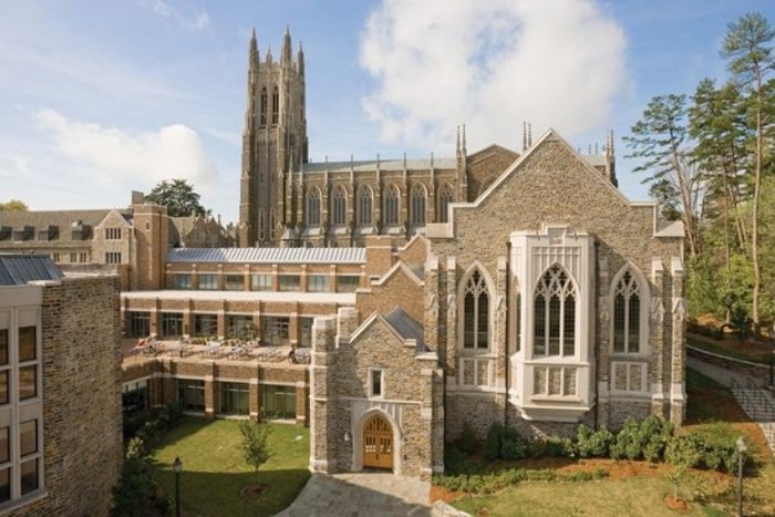 33. Duke University Duke là đại học nghiên cứu tư thục tại Durham, Bắc Carolina. Viện đại học này lấy tên Viện Đại học Duke chính thức vào năm 1924, nhưng hoạt động từ năm 1838. Bắt đầu từ thập niên 1970, ban điều hành Duke bắt đầu dự án dài hạn để mạnh lên danh tiếng của Duke trong và ngoài nước Mỹ.
