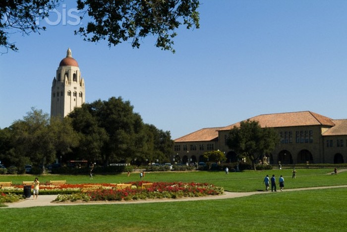 Khuôn viên chính của viện đại học này rộng rãi và đẹp đẽ, nằm cách San Francisco 60 km về phía đông nam, nó ở phần chưa được sáp nhập của Quận Santa Clara bên cạnh thị trấn Palo Alto, và nằm ở trung tâm Thung lũng Silicon cả về vị trí địa lý và lịch sử.
