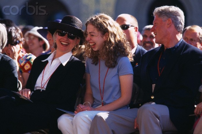 Là viện đại học có diện tích lớn thứ hai trên thế giới, Viện Đại học Stanford có chương trình đầy đủ cho sinh viên đại học cũng như sinh viên sau đại học, cùng với một trung tâm y khoa nổi tiếng và nhiều trung tâm nghiên cứu và dự án phục vụ. (Chelsea Clinton, con gái của Tổng thống Mỹ Bill Clinton và vợ Hillary, trong ngày đầu tiên đi học tại Đại học Stanford. Ảnh chụp ngày 19/9 năm 1997)