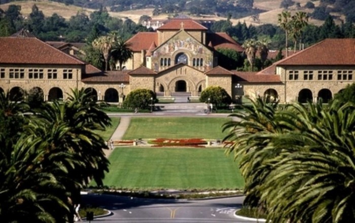 Khẩu hiệu chính thức của Viện Đại học Stanford, do gia đình Stanford lựa chọn, là "Die Luft der Freiheit weht". Dịch từ tiếng Đức, câu nói này của Ulrich von Hutten có nghĩa "Gió của tự do thổi."