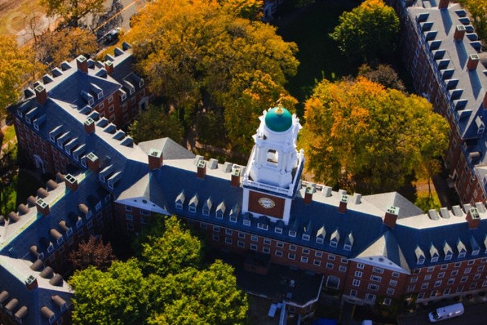 Đại học Harvard là một trường đại học tư thục toạ lạc ở thành phố Cambridge, Massachusetts, Mỹ và là một thành viên của Ivy League. Được thành lập ngày 8/9/1636 bởi cơ quan Lập pháp thuộc địa Massachusetts, Havard là đại học lâu đời nhất tại Hoa Kỳ, cũng là cơ sở giáo dục đại học đầu tiên ở châu Mỹ được thành lập chỉ 16 năm sau khi các di dân đầu tiên (Pilgrim Father) đặt chân lên Plymouth. Nó cũng là tập đoàn đầu tiên tại Bắc Mỹ.