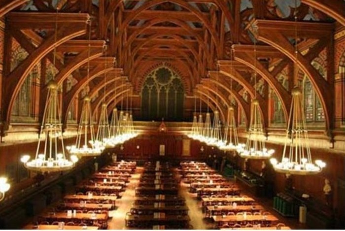 Thư viện Đại học Harvard với hơn 15 triệu đầu sách là thư viện trường học lớn nhất thế giới, và đứng thứ tư trong số năm "thư viện hàng triệu" (mega-library) của thế giới (sau Thư viện Quốc hội Hoa Kỳ, Thư viện Anh Quốc, và Thư viện quốc gia Pháp, nhưng xếp trước Thư viện Công New York)