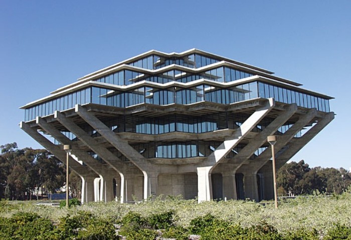 36. University of California, San Diego (UCSD) Trường Đại học California, San Diego, được thành lập vào năm 1960, nằm gần Thái Bình Dương trong cộng đồng La Jolla San Diego, California. Trường hiện có 28.500 sinh viên theo học. Các khóa học và chương trình được cung cấp tại các trường bao gồm: Nghệ thuật và Nhân văn, Sinh học, Khoa học Vật lý, Khoa học xã hội, Kỹ thuật, Quan hệ Quốc tế, Nghiên cứu Thái Bình Dương, Quản lý, Y học, Hải dương học, Khoa học Dược phẩm và dược phẩm.