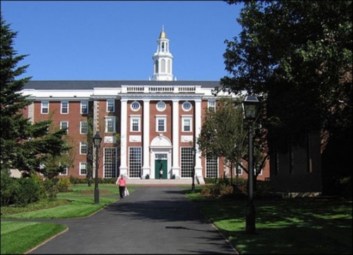 40. University of Massachusetts, United States. Được lập từ năm 1895, Massachusetts là trường đại học công lập lớn ở Mỹ và cũng là thành viên của hệ thống các trường đại học danh tiếng tại bang Massachusetts. Luôn được nằm trong top các trường đại học tốt nhất trên thế giới cùng các trường đại học láng giềng như đại học Havard, đại học Princeton…,
