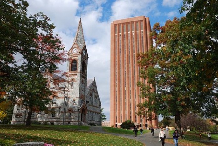 Đại học Massachusetts còn tự hào đứng thứ 13 tại Mỹ về quyền sở hữu trí tuệ bằng phát minh sang chế và được tạp chí US News and World Report đánh giá trường đứng đầu về các chương trình Thạc sỹ tại khu vực New England.