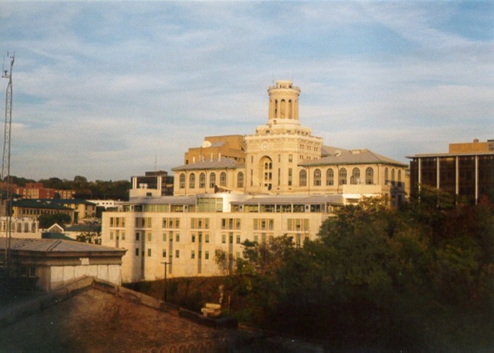 37. Carnegie Mellon university, United States (CMU) Đại học Carnegie Mellon (CMU) được thành lập vào năm 1967 trên cơ sở sát nhập hai học viện danh tiếng của Mỹ là Học viện Kỹ thuật Carnegie (do vua thép Andrew Carnegie thành lập năm 1900) và Học viện Nghiên cứu Tài Chính - Công Nghiệp Mellon (do Andrew Mellon, chủ hệ thống ngân hàng Mellon thành lập năm 1913). Đại học CMU được xếp vào một trong những trường danh tiếng nhất của Mỹ với đến 15 học giả đạt giải Nobel xuyên suốt lịch sử trường.