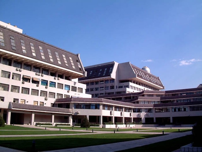 38. Peking University, China (PKU). Được thành lập vào năm 1898, Đại học Bắc Kinh ( PKU) là một trường Đại học Tổng hợp Quốc Gia đầu tiên trong lịch sử Trung Quốc hiện đại. Hiện nay, trường có 5 khoa chính, bao gồm: Khoa Nhân văn, Khoa học xã hội, Khoa học tự nhiên, Khoa Y và Khoa Thông tin và Kỹ thuật. Trường có tới 20 trường chuyên ngành, 9 department với 92 chương trình Đại học, 198 chương trình sau Đại học và 174 chương trình Tiến sĩ.