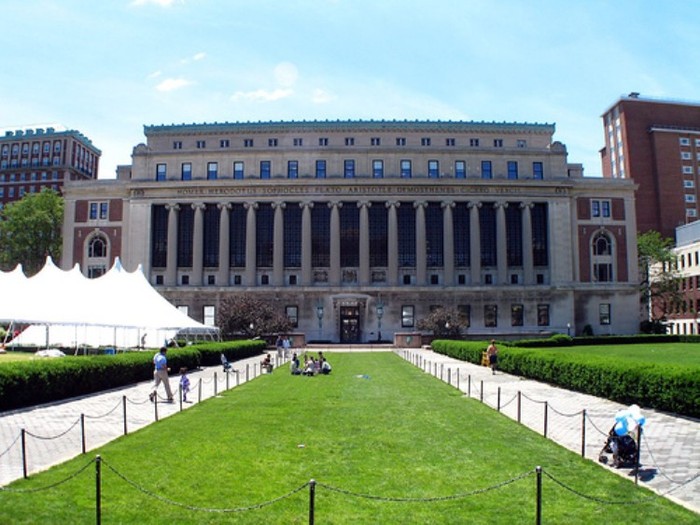 Viện Đại học hiện tại họat động dưới hiến chương trao năm 1787, nghĩa là dưới sự quản lý của một hội đồng tín nhiệm tư. Trong vòng hơn 250 năm, trải qua nhiều biến cố và phải thay đổi địa điểm giảng dạy, Columbia đã phát triển từ một đại học nhỏ, trở thành một viện đại học bao gồm 20 đại học và học viện liên kết khác nhau.