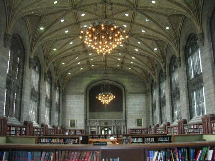 Hệ thống thư viện của ÐH Chicago bao gồm 6 thư viện thành phần, có chứa tổng cộng 8,5 triệu cuốn sách về khoa học sinh học, y tế, vật lý, triết học, lịch sử y học, và công nghệ... Thư viện này đứng thứ 12 trong số các thư viện ở Mỹ. Thư viện lớn nhất của trường là thư viện Regenstein. Việc mở rộng của thư viện hoàn thành vào năm 2010.