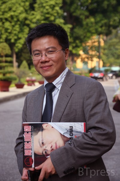 Từ 1/9/2010, GS. Ngô Bảo Châu (từng là cựu học sinh của Đại học quốc gia Hà Nội), được Đại hội Toán học thế giới trao giải thưởng Fields - giải thưởng cao quý nhất trong lĩnh vực toán học, đã chính thức giảng dạy tại khoa toán ÐH Chicago.