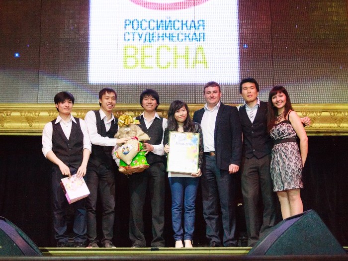 Niềm vui sướng khi band nhạc giành giải nhất chung cuộc và một chiếc vé tham gia cuộc thi toàn Nga. (Ảnh: Bảo Hưng)