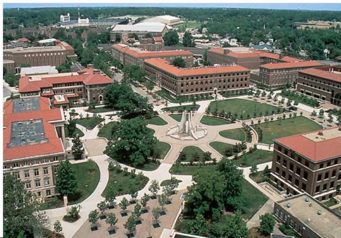 Đại học Purdue có số lượng sinh viên đại học lớn thứ hai tại bang Indiana và so với một đại học công ở Mỹ thì trường cũng nằm trong số trường có số lượng sinh viên quốc tế lớn nhất.