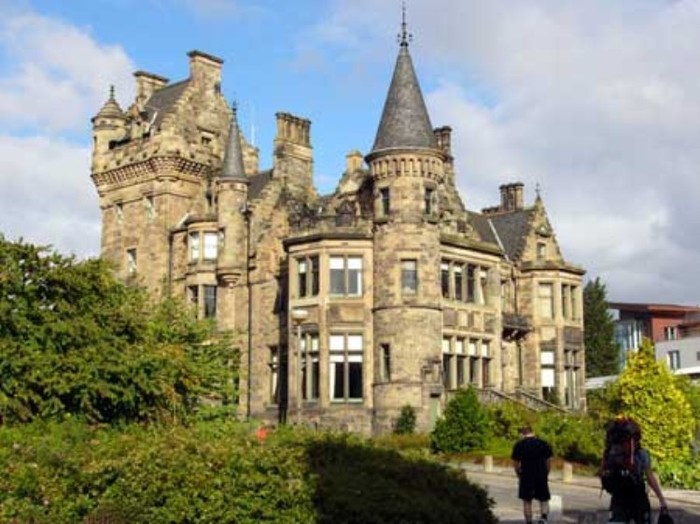 49. University of Edinburgh, United Kingdom Trường đại học Edinburgh (University of Edinburgh) là một trường đại học công được thành lập tại thủ phủ Edinburgh, Scotland, Vương quốc Anh vào năm 1583. Hàng năm trường tiếp nhận khoảng 47.000 đơn xin nhập học và là trường đại học nổi tiếng thứ 3 của Vương quốc Anh tính theo số lượng hồ sơ thi ứng tuyển vào trường.