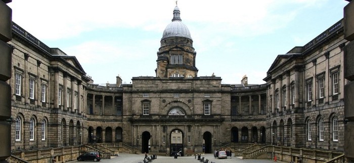 ĐH Edinburgh là trường đại học thứ 4 của Scotland và thứ 6 của Anh được công nhận là một trong những trường đại học uy tín nhất thế giới. Theo bảng xếp hạng các trường đại học 2011 của QS về chất lượng đào tạo thì ĐH Edinburgh xếp thứ thứ 1 ở Scotland, xếp thứ 6 ở châu Âu. Trường còn có các chương trình liên kết, hợp tác đào tạo với các trường đại học và học viện uy tín hàng đầu của Mỹ và Canada.
