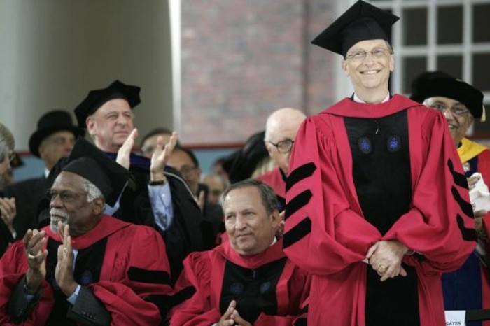 Bill Gates Bill Gates đã được nhận vào trường Đại học Harvard danh tiếng, một trong những trường Đại học hàng đầu thế giới, sau khi đã đạt mức điểm 1590 trong kì thi SAT.