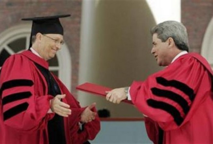 Trong khoảng thời gian trong vòng hai năm từ 1973 đến 1975, ông đã từng là sinh viên trường Harvard và cũng tại đây ông đã gặp Steve Ballmer, người đồng hành cùng với ông về sau ở Microsoft. Năm 1997, Bill Gates đã nhận được bằng danh dự từ trường Harvard.