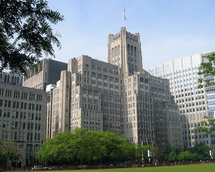 9. Northwestern university. Đại học Northwestern (NU) là một trường đại học nghiên cứu tư nhân nằm chủ yếu ở Evanston, Illinois, Hoa Kỳ. Northwestern được thành lập năm 1851 bởi John Evans và 8 nhà kinh doanh Chicago khác.