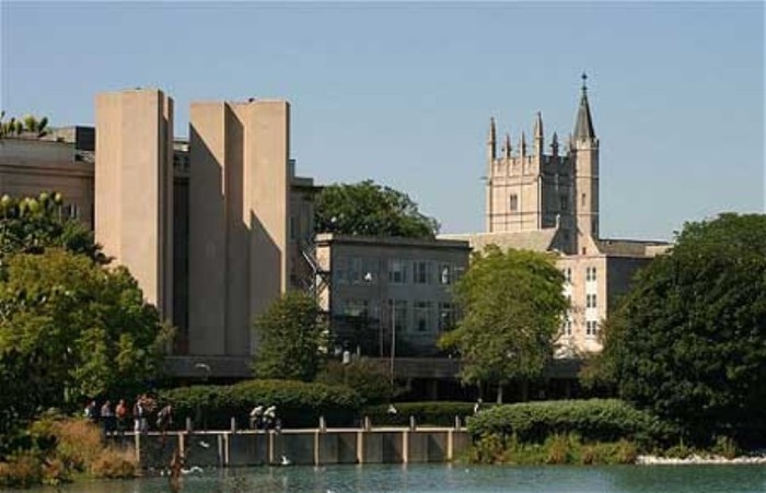 Trường Đại học Luật và Y đã chiếm diện tích 8.1ha trong khu trung tâm phố Streeterville của Chicago.
