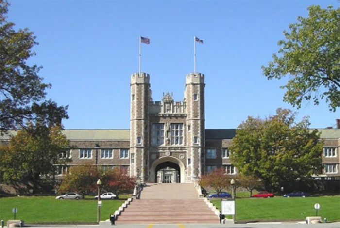 Northwestern được bầu vào Hiệp hội các trường Đại học Mỹ vào năm 1917 và là một trường Đại học với các hoạt động nghiên cứu rất cao.