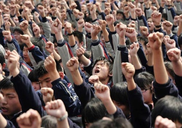 Các sĩ tử hô vang khẩu hiệu “Tôi phải thi đỗ đại học” hay “Con yêu bố mẹ” theo sự hướng dẫn của một thầy giáo trong một buổi nói chuyện tại một trường trung học phổ thông tại Nam Kinh, tỉnh Giang Tô, Trung Quốc năm 2011.